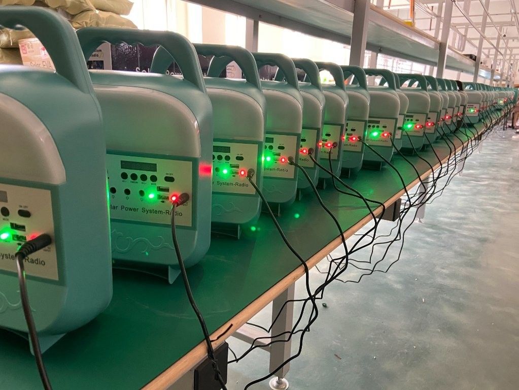 12W Güneş Paneli sistemi 4 LED Ampuller Taşınabilir Güneş Enerjisi Aydınlatma Sistemi Kitleri
