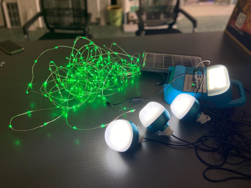12W Güneş Paneli sistemi 4 LED Ampuller Taşınabilir Güneş Enerjisi Aydınlatma Sistemi Kitleri